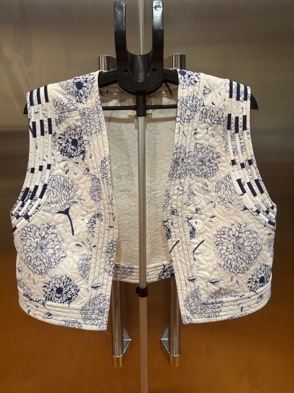 Quilted Floral Vest in White and Navy - Picture 2 of 12
